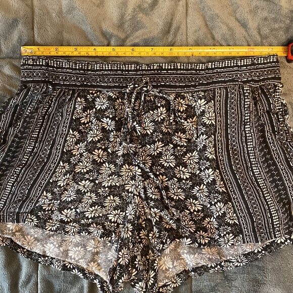 Billabong Black and White Floral Shorts Size Small - Picture 4 of 12